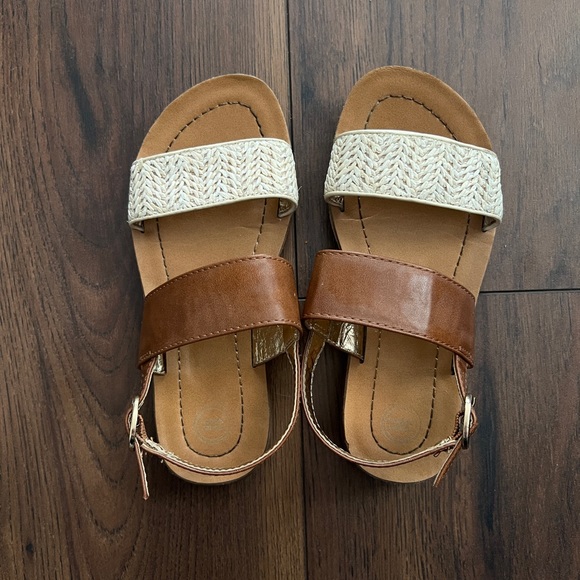 Girls Brown strap sandals. - Picture 2 of 5